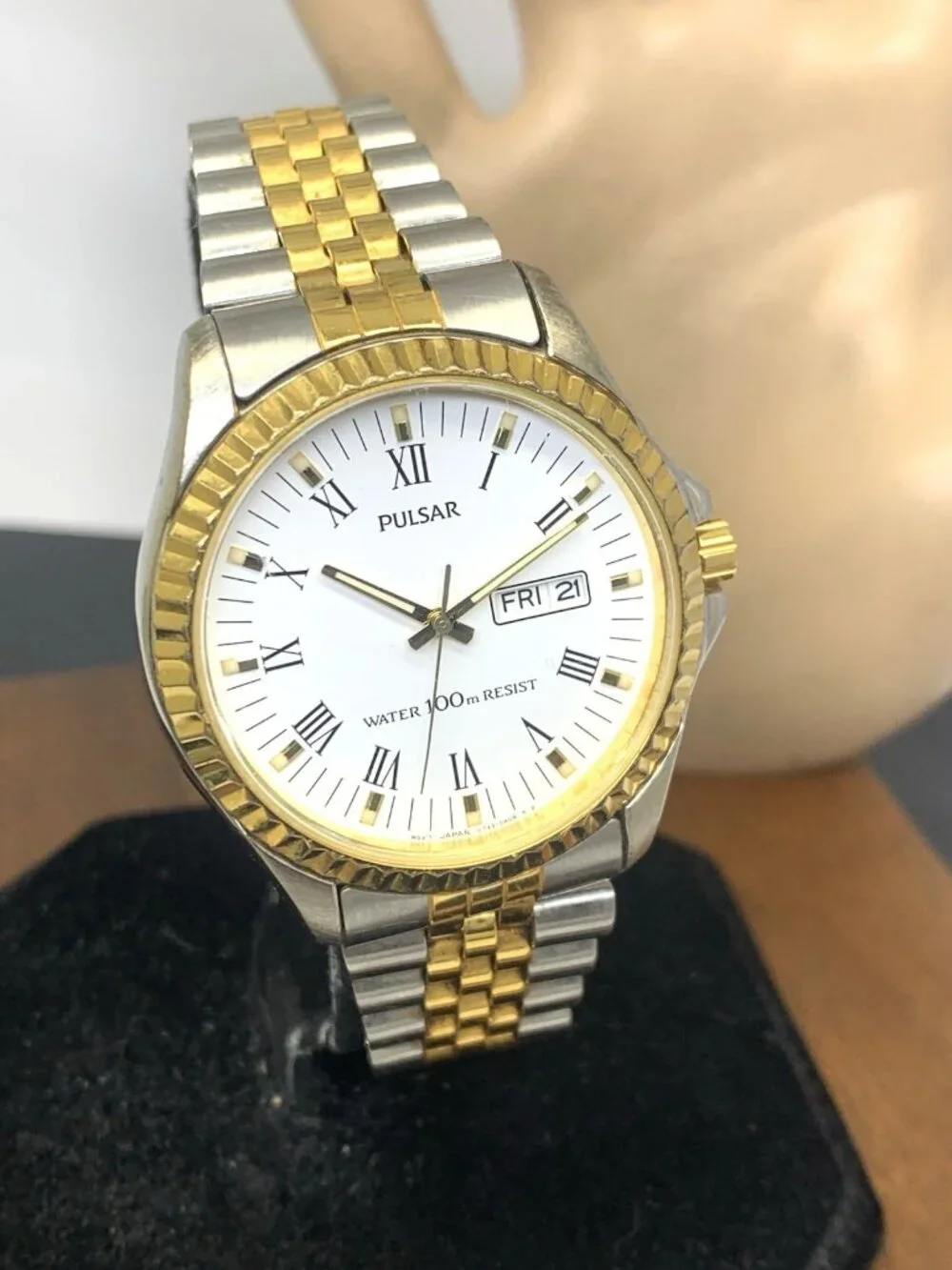 Pulsar Men's Watch V733-0A00 Vintage Quartz White Dial Day Date Two Tone Steel